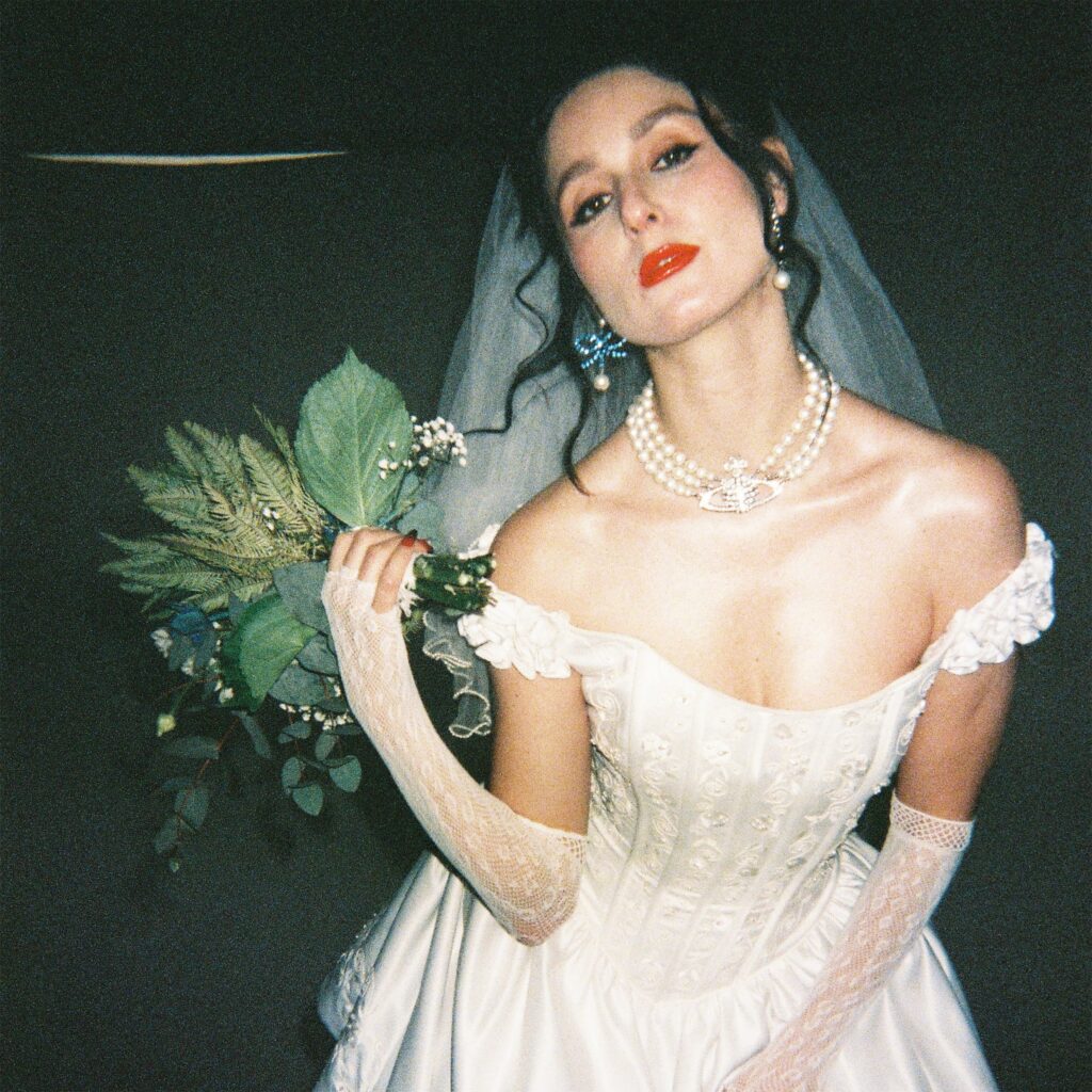 Francisca Valenzuela lanza íntimo videoclip musical de “Adentro”