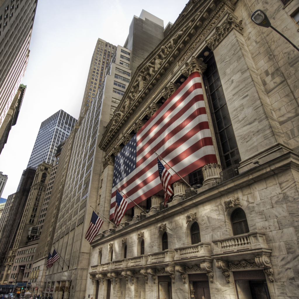 Wall Street celebra informes económicos y resultados clave