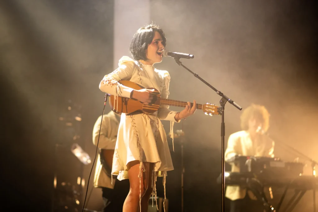 Camila Moreno Brilla en un Concierto Único en Vivo