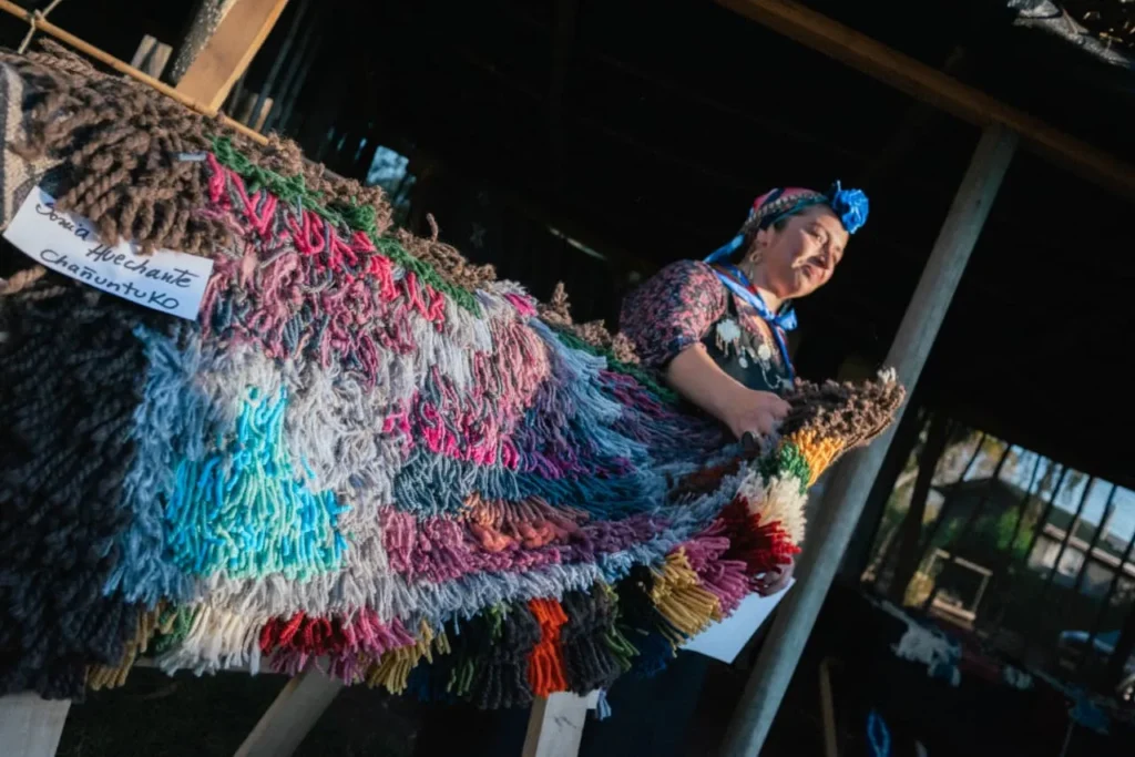 Exposición Kuykuytun Tejiendo Puentes: Un Viaje Cultural