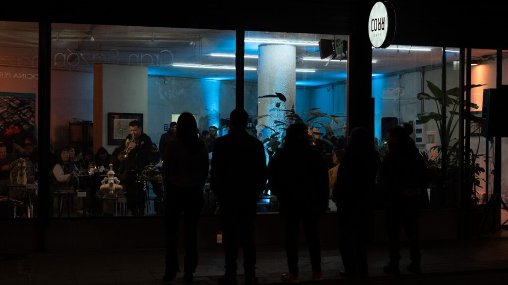 Arte y café en Valparaíso: descubre la experiencia única en Corriente Sur