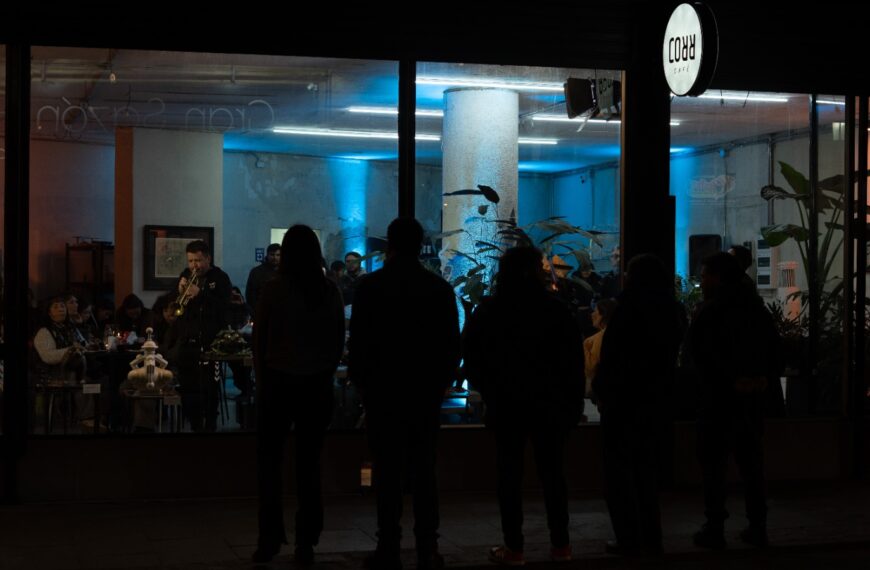 Arte y café en Valparaíso: descubre la experiencia única en Corriente Sur
