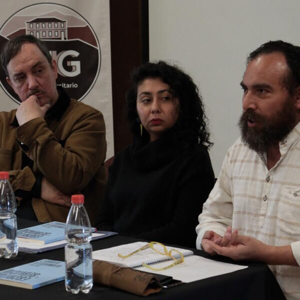 Carlos Hermosilla: Redescubre su Legado a través de Escritos de Servicio