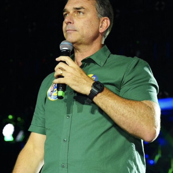 Flávio Bolsonaro: La Fuga Sorprendente Tras las Elecciones Brasileñas