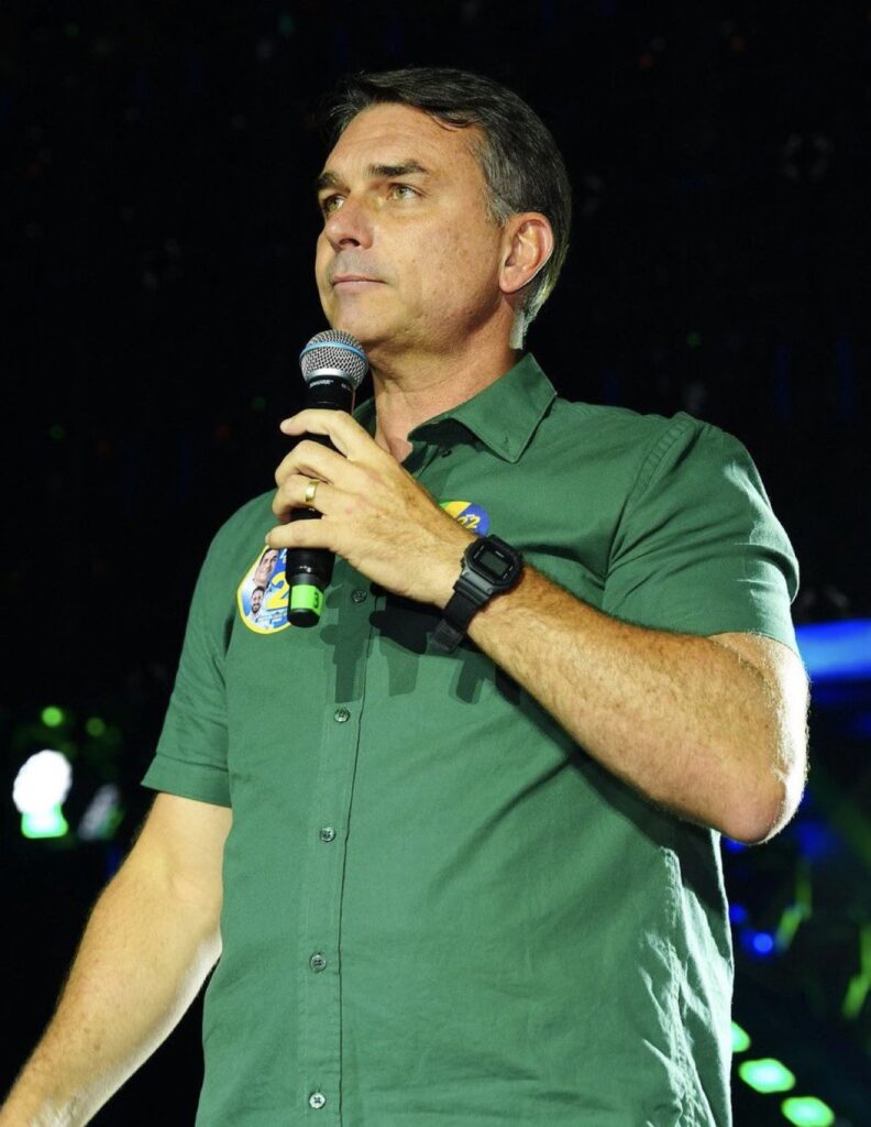 Flávio Bolsonaro: La Fuga Sorprendente Tras las Elecciones Brasileñas