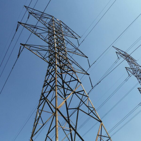 Tarifas eléctricas industria: el dilema que afecta a todos